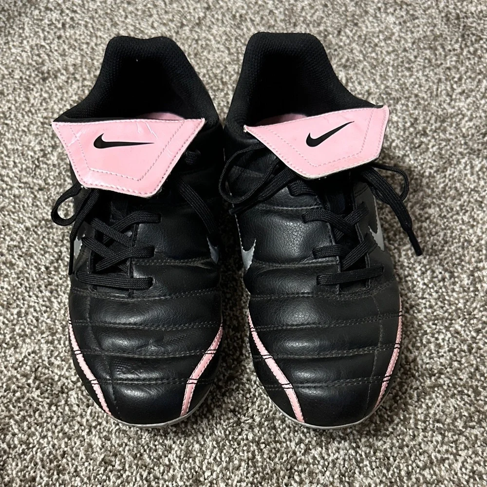 Nike Noventa Kids Black Sneakers with Pink Accents 3Y